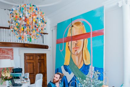This company sotres and delivers for galleries, and handles paintings